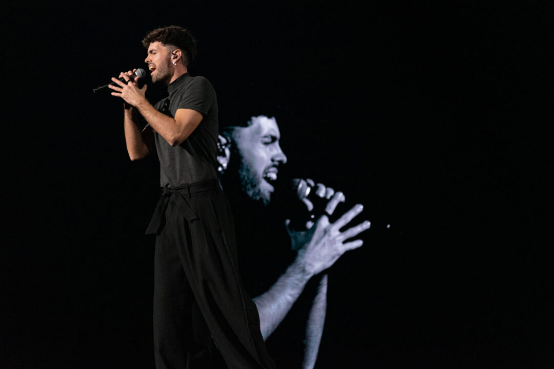 Mikel Herzog Jr. en la gran final del Benidorm Fest 2026, Palau d’Esports l’Illa de Benidorm | Foto: Iván Trejo