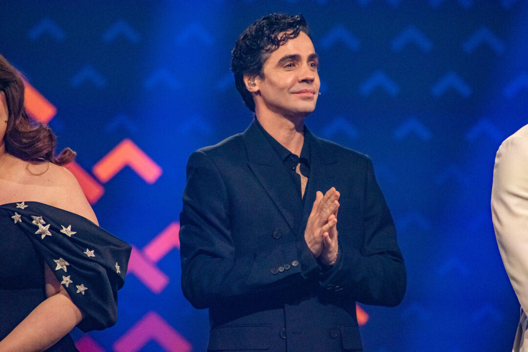 Javier Ambrossi en la gran final del Benidorm Fest 2026, Palau d’Esports l’Illa de Benidorm | Foto: Iván Trejo