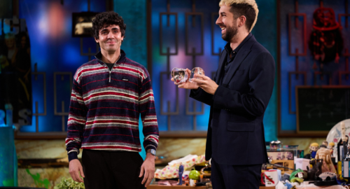 Audiencias: 1,63M de espectadores siguieron La Revuelta durante la visita de Javier Ambrossi para promocionar el Benidorm Fest 2026