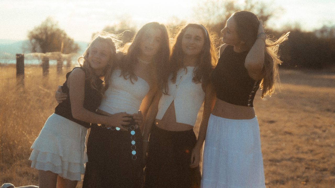 Entrevista a Schropp Sisters: “1000 mensajes trata la diferencia entre las relaciones digitales y las relaciones en persona”