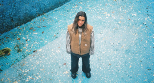 Yoly Saa rinde homenaje a su madre en «Como mamá no hay nadie», una balada cargada de verdad y emoción