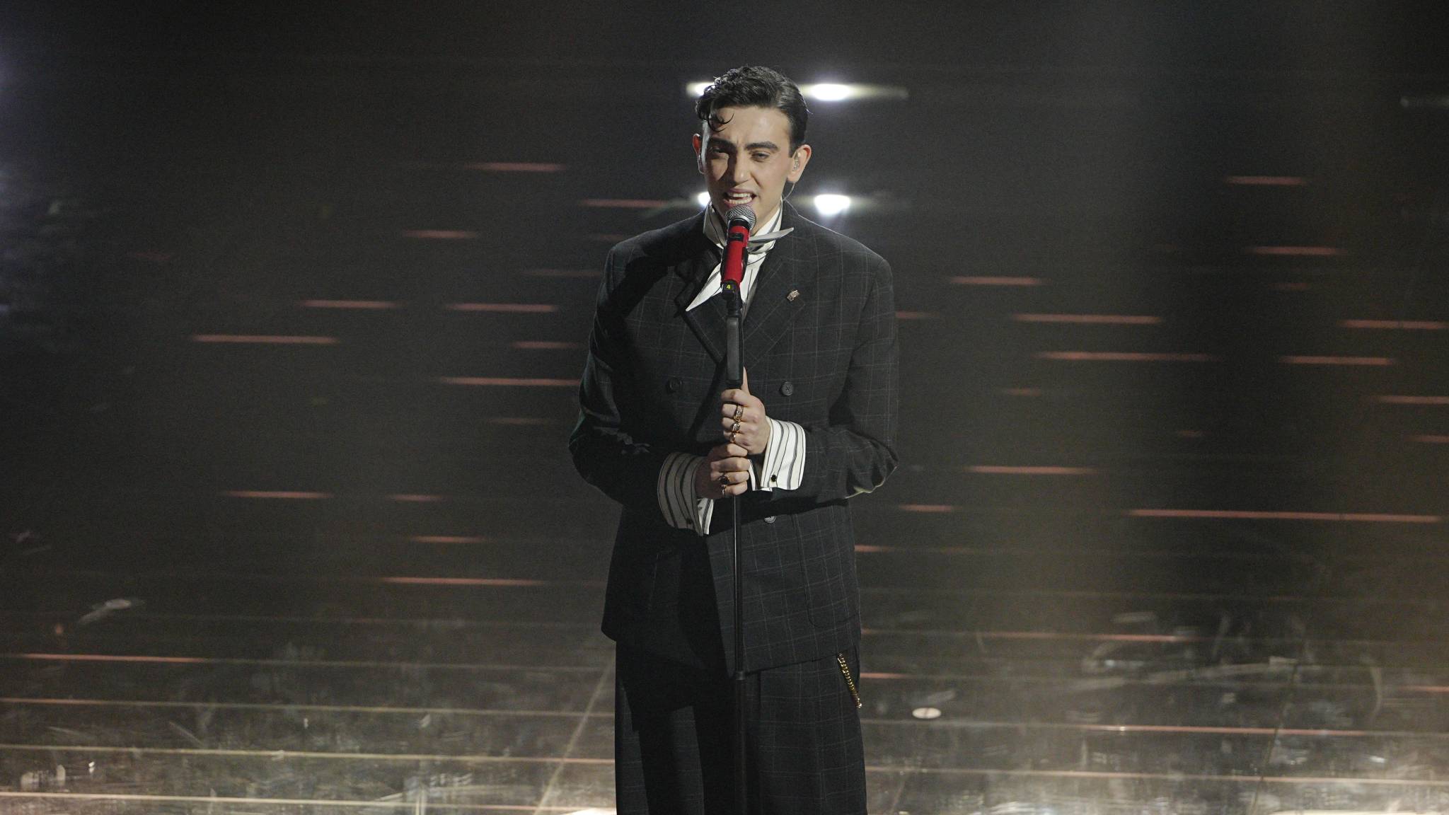 Michele Bravi canta “Prima o poi” en la primera serata de Sanremo 2026. Foto: RAI