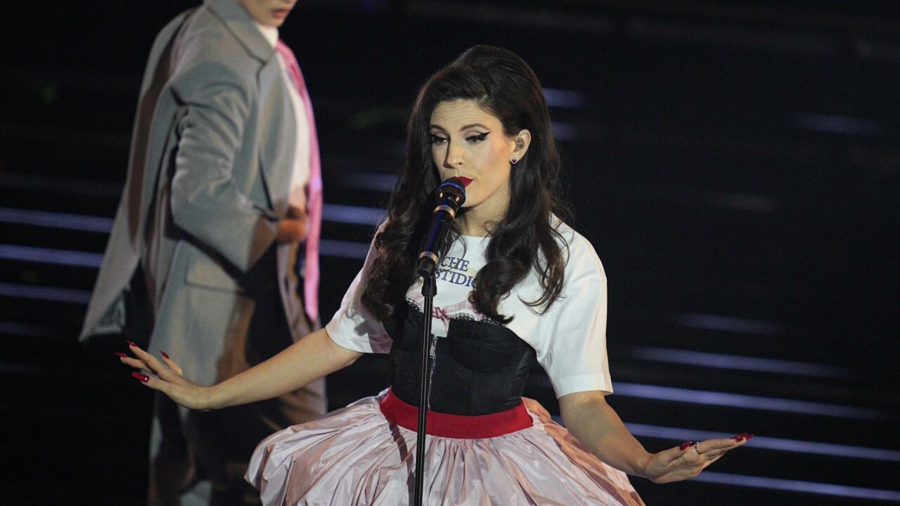Ditonellapiaga canta “Che fastidio!” en la primera serata de Sanremo 2026. Foto: RAI