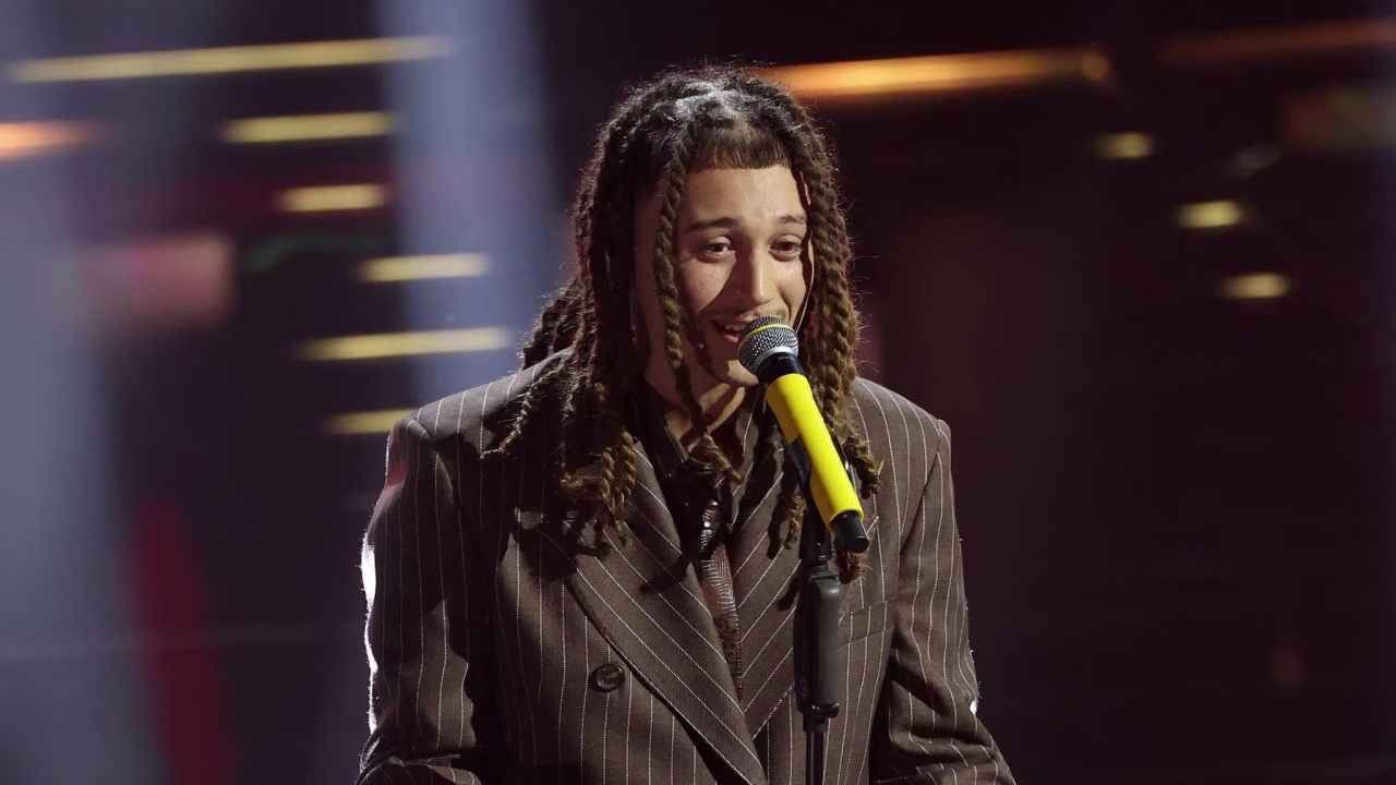 Sayf canta “Tu mi piaci tanto” en la primera serata de Sanremo 2026. Foto: RAI