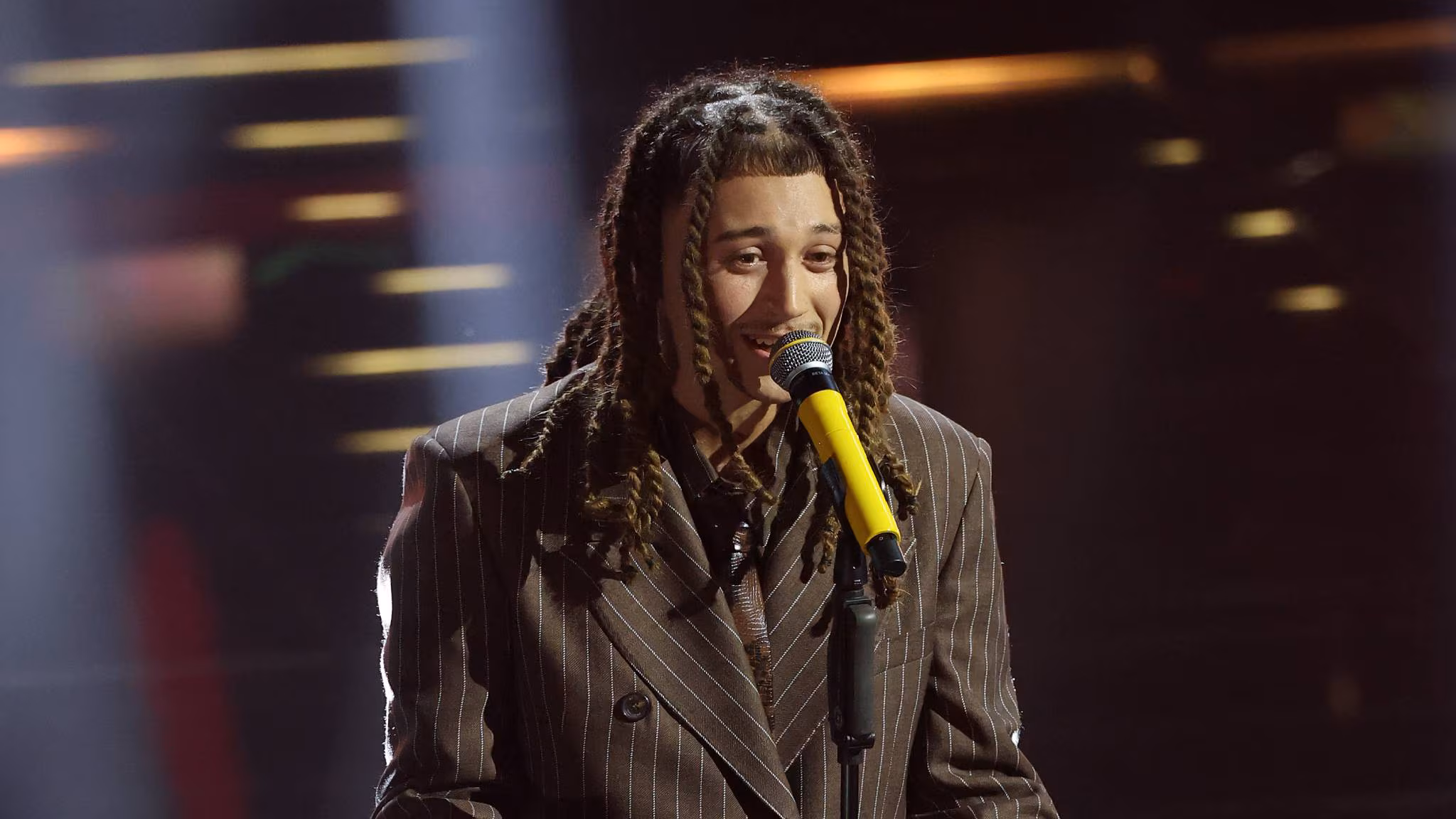 Sayf canta “Tu mi piaci tanto” en la primera serata de Sanremo 2026. Foto: RAI