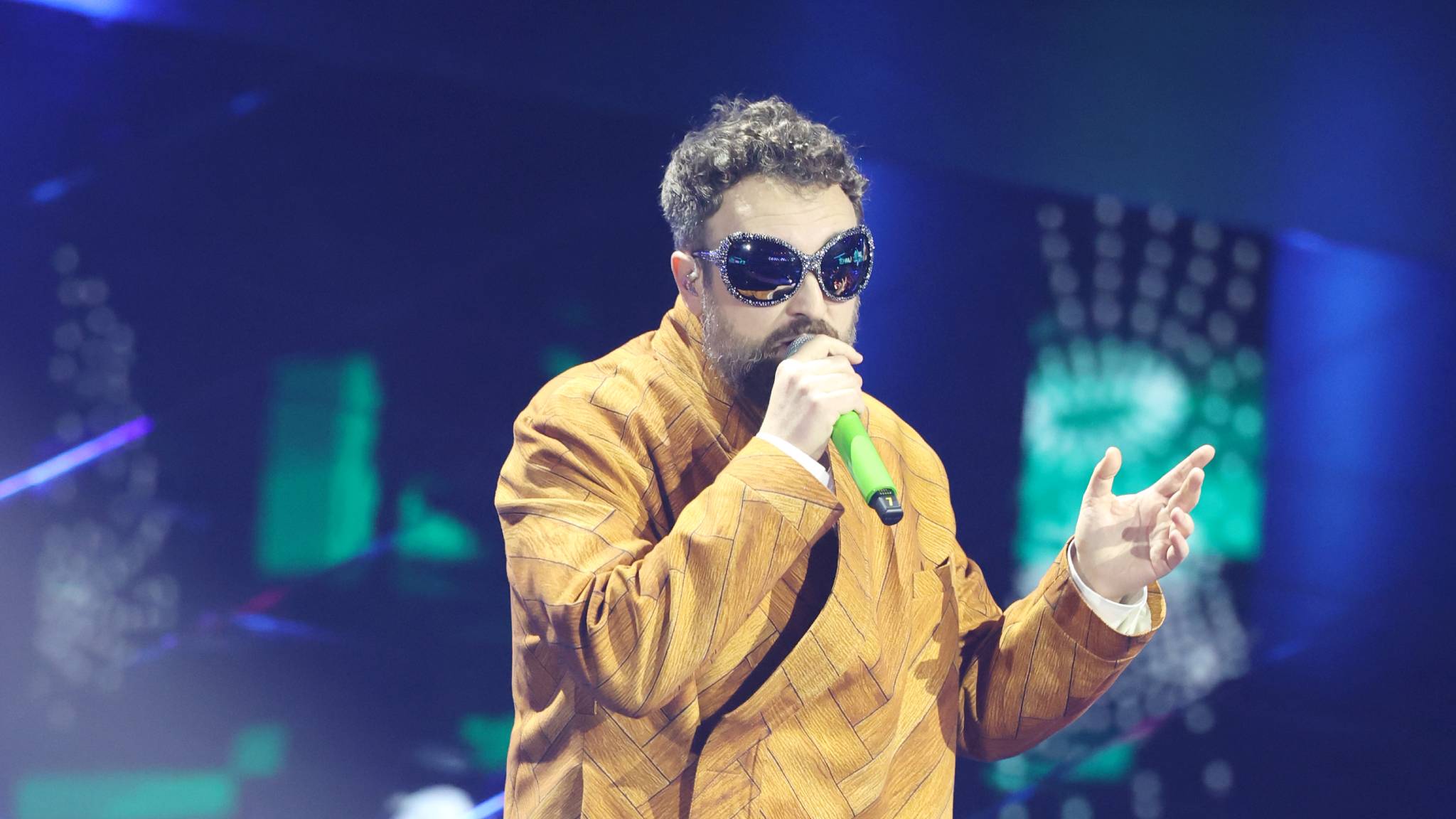 Dargen D'Amico canta “AI AI” en la primera serata de Sanremo 2026. Foto: RAI