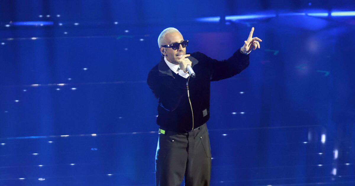 Luchè canta “Labirinto” en la primera serata de Sanremo 2026. Foto: RAI