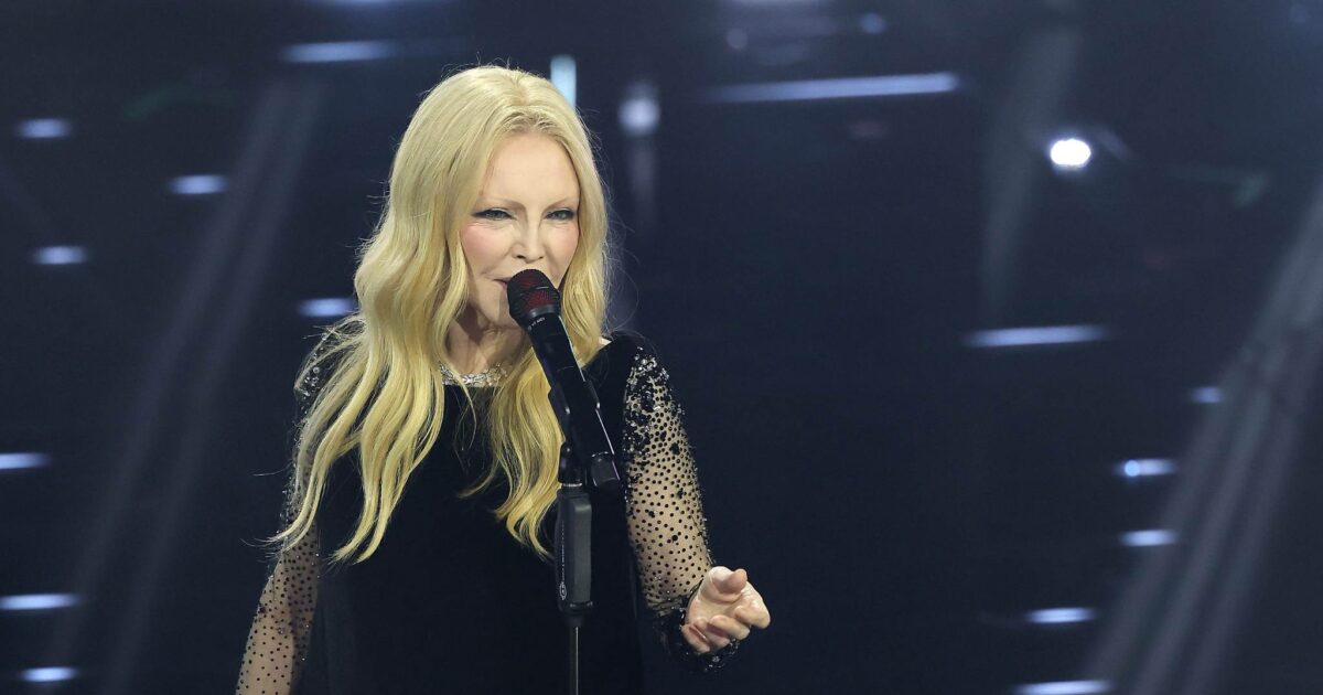 Patty Pravo canta “Opera” en la primera serata de Sanremo 2026. Foto: RAI
