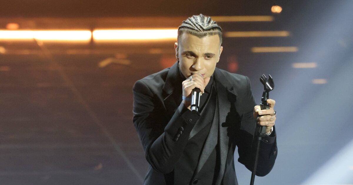 Samurai Jay canta “Ossessione” en la primera serata de Sanremo 2026. Foto: RAI