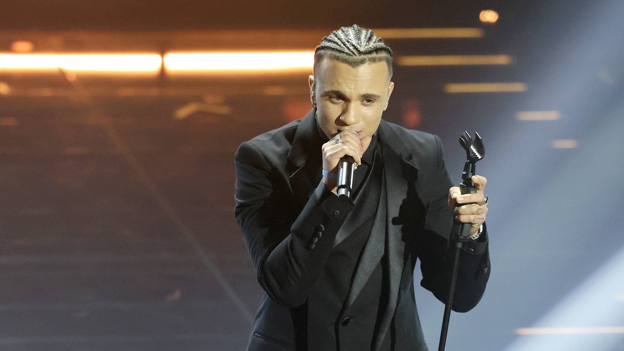 Samurai Jay canta “Ossessione” en la primera serata de Sanremo 2026. Foto: RAI
