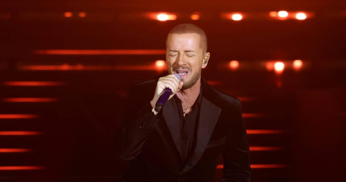 Raf canta "Ora e per sempre" en la primera serata de Sanremo 2026. Foto: RAI