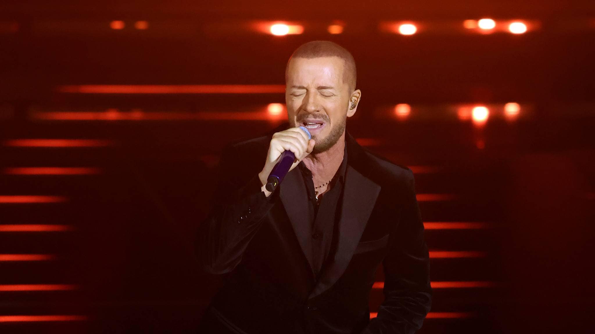 Raf canta "Ora e per sempre" en la primera serata de Sanremo 2026. Foto: RAI