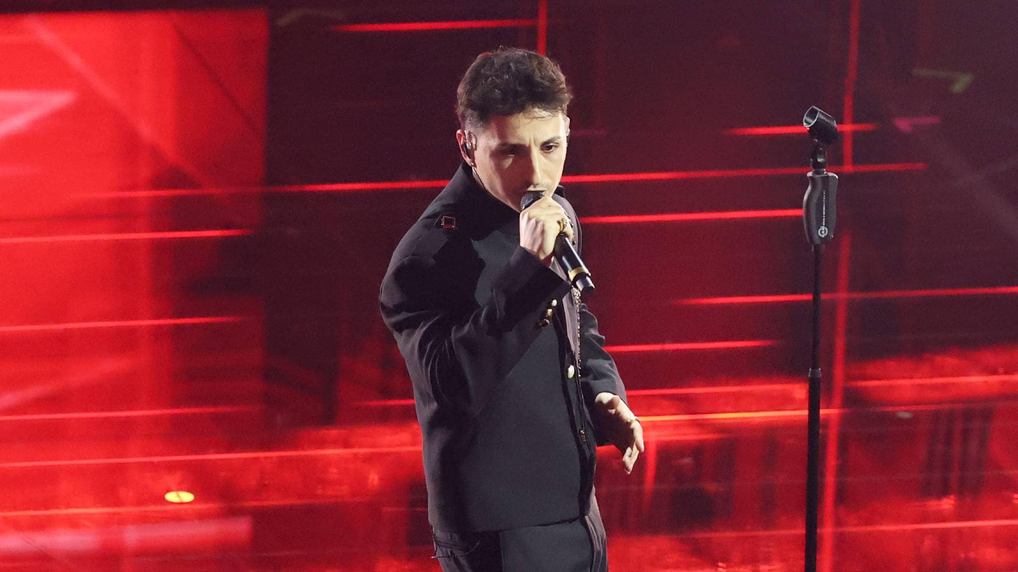 Nayt canta “Prima che” en la primera serata de Sanremo 2026. Foto: RAI