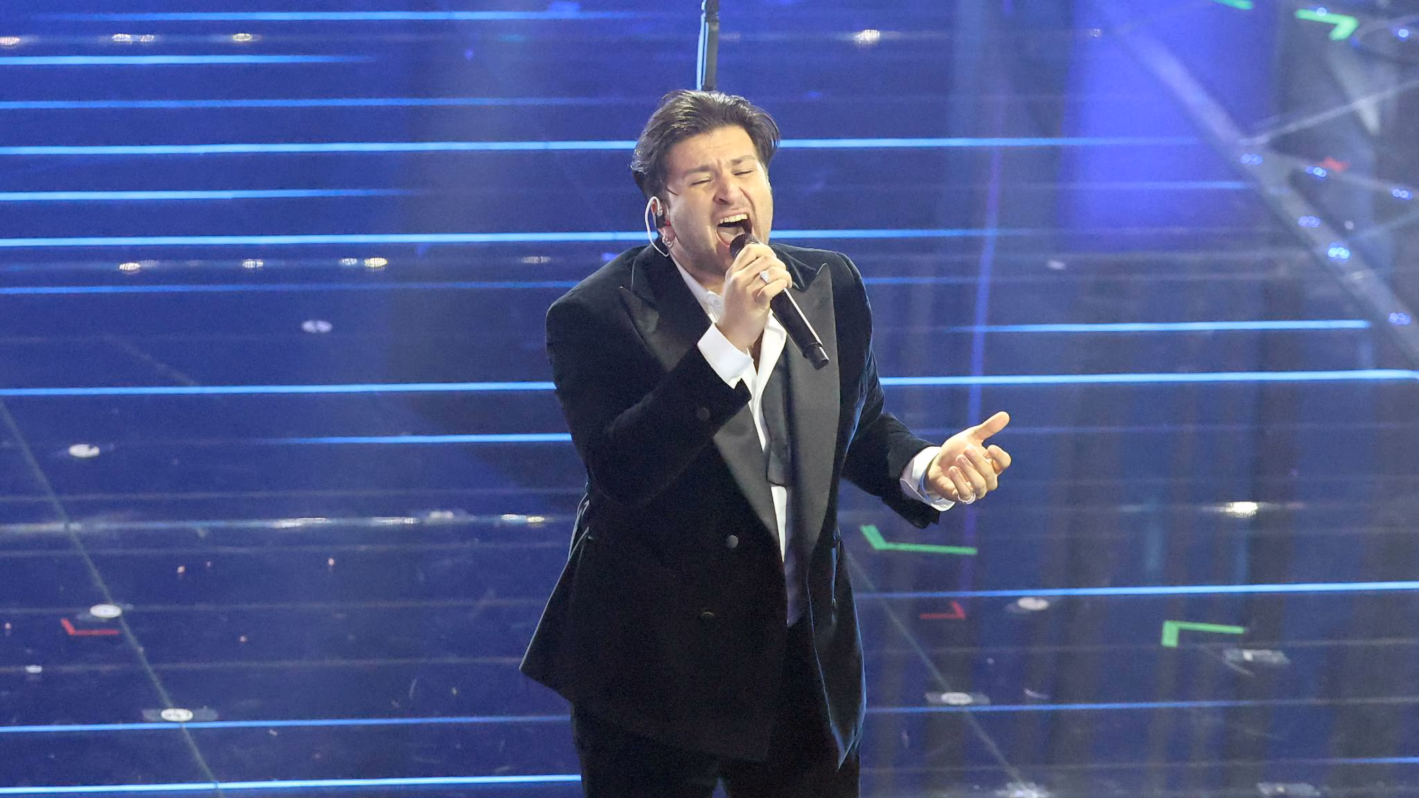 Eddie Brock canta “Avvoltoi” en la primera serata de Sanremo 2026. Foto: RAI