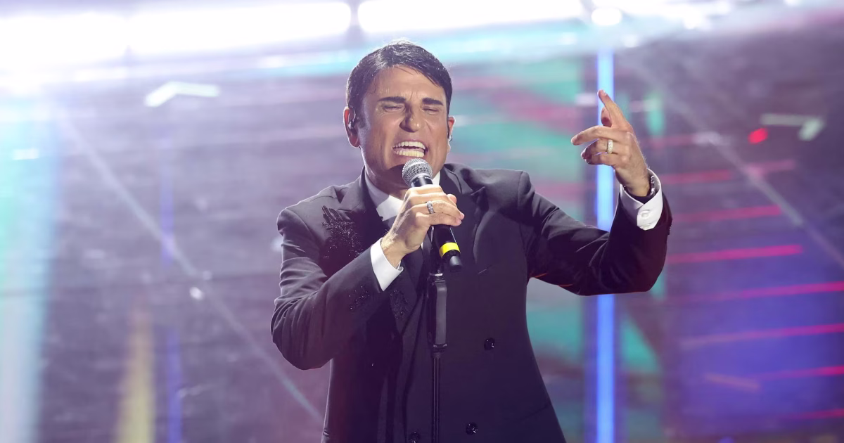Sal Da Vinci canta “Per sempre si” en la primera serata de Sanremo 2026. Foto: RAI