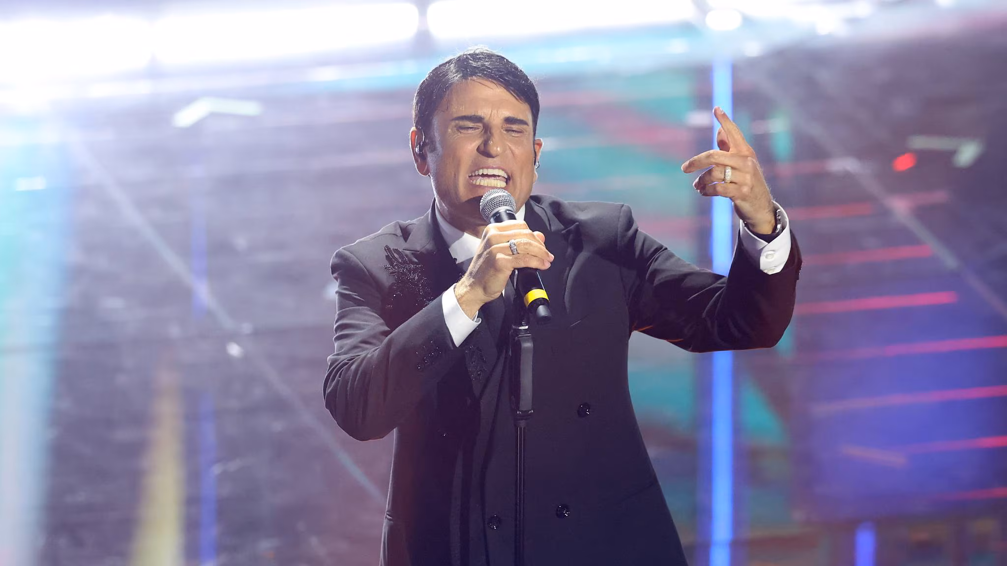 Sal Da Vinci canta “Per sempre si” en la primera serata de Sanremo 2026. Foto: RAI