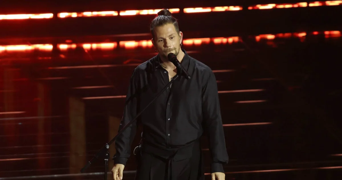 Enrico Nigiotti canta “Ogni volta che non so volare” en la primera serata de Sanremo 2026. Foto: RAI