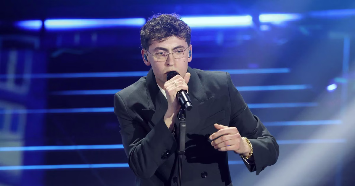 Tredici Pietro canta “Uomo che cade” en la primera serata de Sanremo 2026. Foto: RAI
