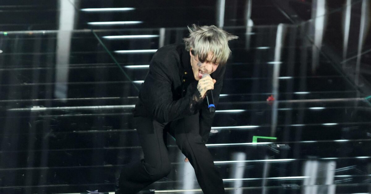 Chiello canta “Ti penso sempre” en la primera serata de Sanremo 2026. Foto: RAI