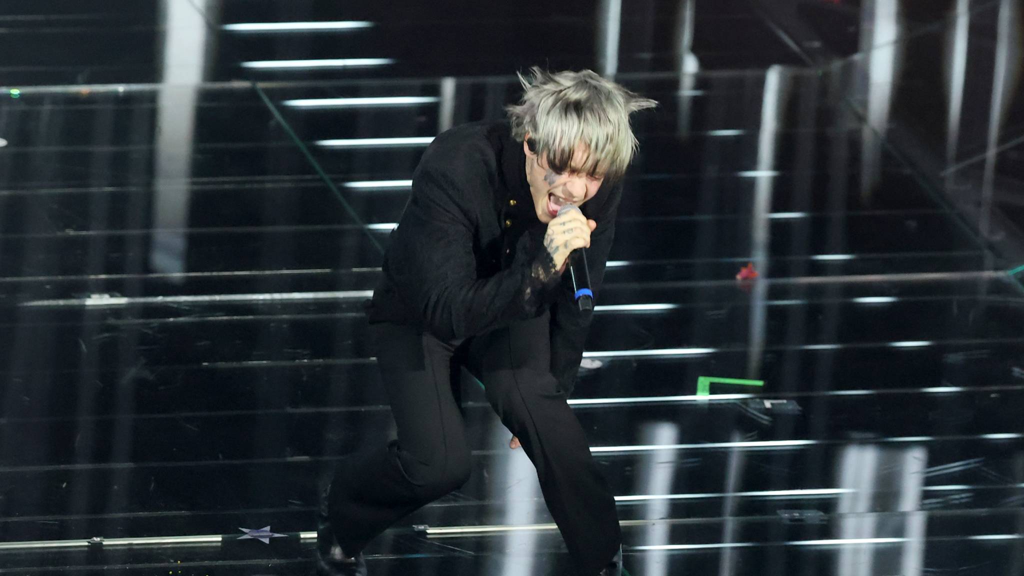 Chiello canta “Ti penso sempre” en la primera serata de Sanremo 2026. Foto: RAI