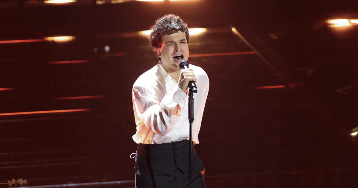 Leo Gassmann canta “Naturale” en la primera serata de Sanremo 2026. Foto: RAI