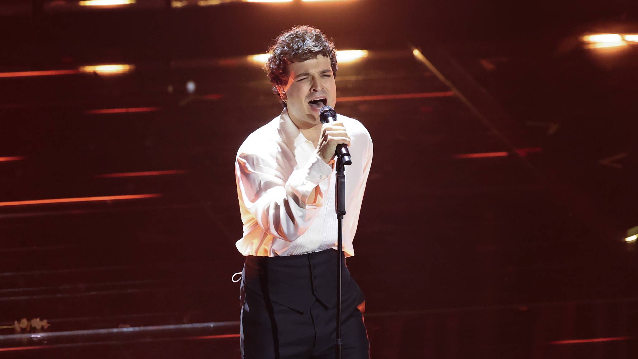 Leo Gassmann canta “Naturale” en la primera serata de Sanremo 2026. Foto: RAI