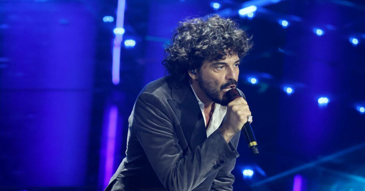 Francesco Renga canta “Il meglio di me” en la primera serata de Sanremo 2026. Foto: RAI