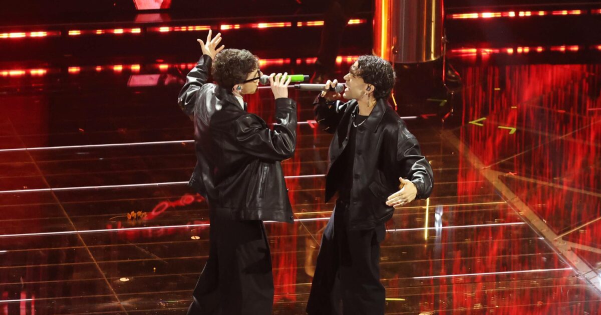LDA & Aka7even canta “Poesie clandestine” en la primera serata de Sanremo 2026. Foto: RAI