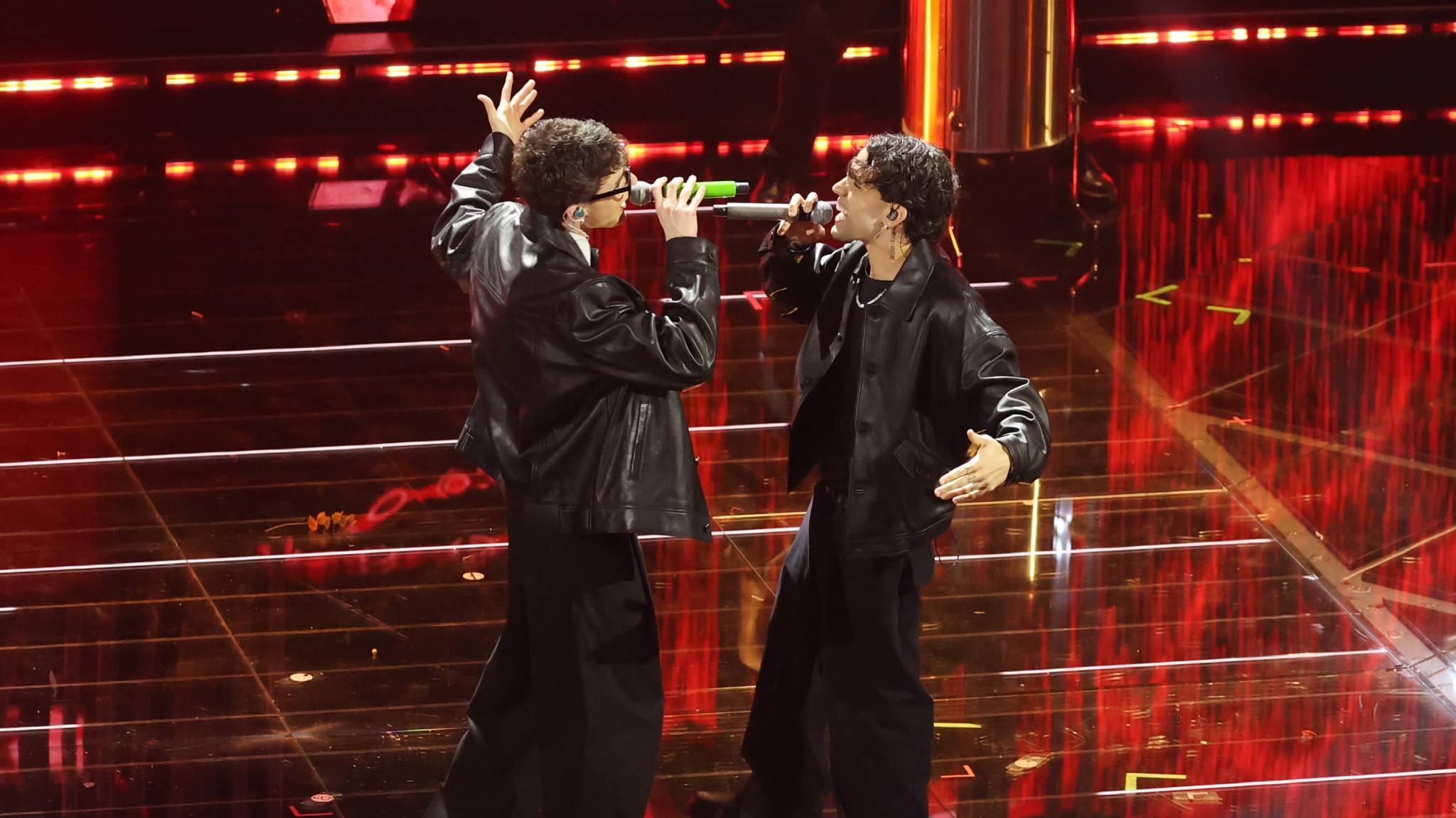 LDA & Aka7even canta “Poesie clandestine” en la primera serata de Sanremo 2026. Foto: RAI