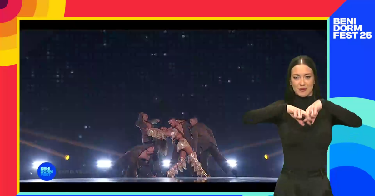 Intérprete de signos durante la actuación de Daniela Blasco | Imagen: RTVE