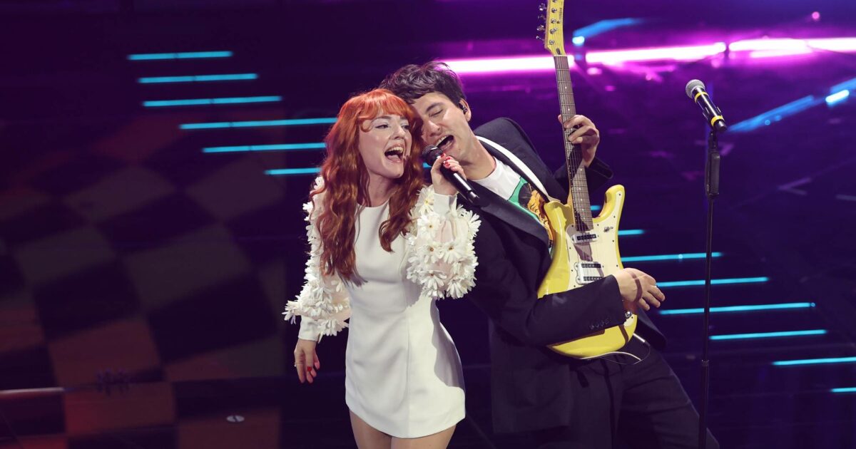 Maria Antonietta & Colombre canta “La felicità e basta” en la primera serata de Sanremo 2026. Foto RAI