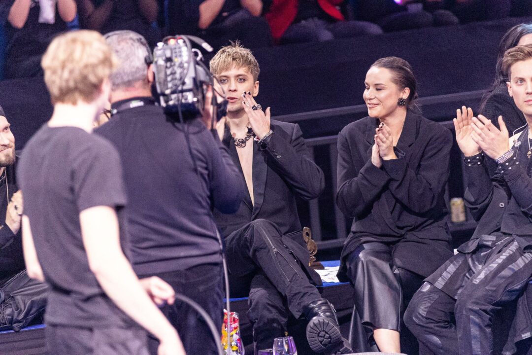 Ollie agradece al público su apoyo tras conocer su tercer puesto (Siim Lõvi | ERR)