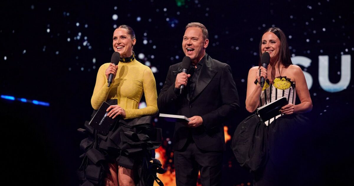 Māra Sleja, Lauris Reiniks y Ketija Šēnberga, presentadores del Supernova 2026 | Imagen: Lauris Vīksne - LSM