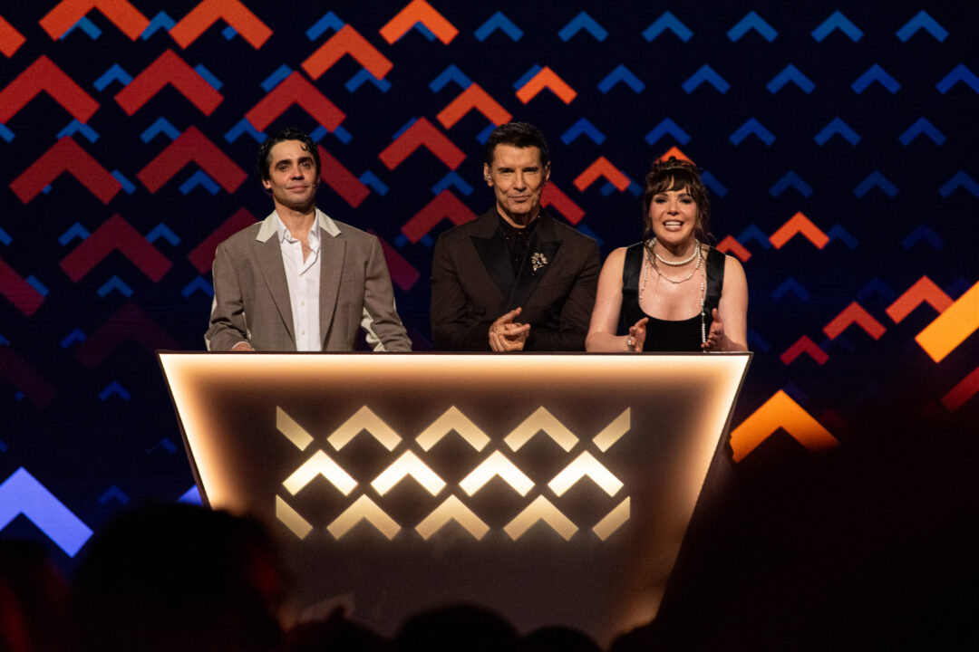 Javier Ambrossi, Jesús Vázquez e Inés Hernand en la primera semifinal del Benidorm Fest 2026, Palau d’Esports l’Illa de Benidorm | Foto: Iván Trejo
