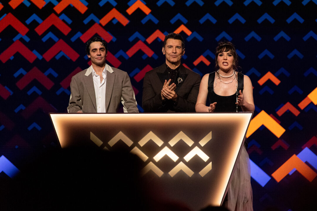 Javier Ambrossi, Jesús Vázquez e Inés Hernand en la primera semifinal del Benidorm Fest 2026, Palau d’Esports l’Illa de Benidorm | Foto: Iván Trejo