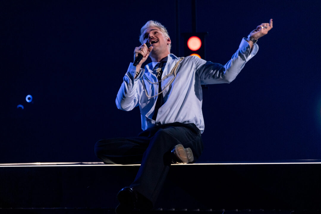 Greg Taro en la primera semifinal del Benidorm Fest 2026, Palau d’Esports l’Illa de Benidorm | Foto: Iván Trejo