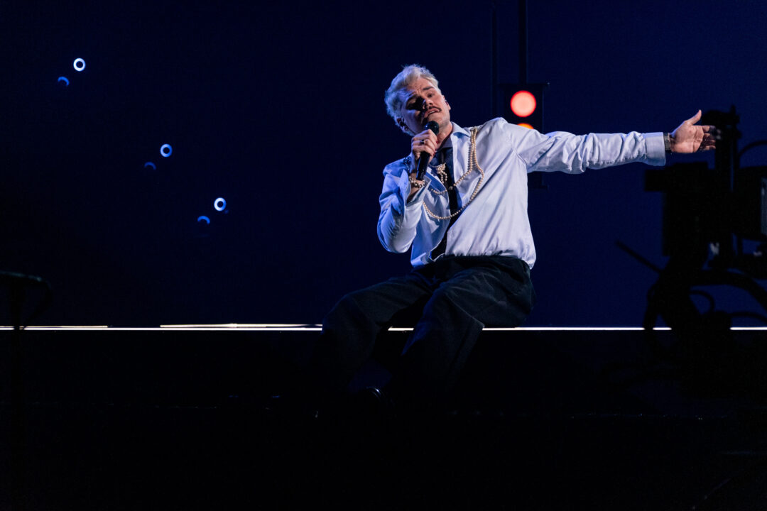 Greg Taro en la primera semifinal del Benidorm Fest 2026, Palau d’Esports l’Illa de Benidorm | Foto: Iván Trejo