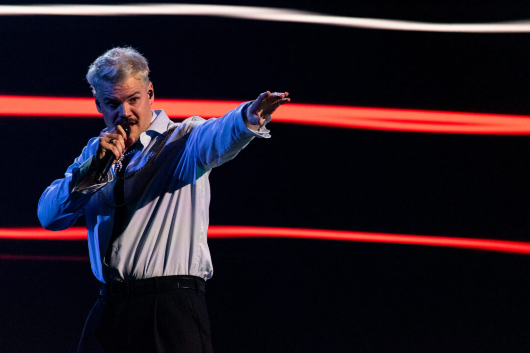 Greg Taro en la primera semifinal del Benidorm Fest 2026, Palau d’Esports l’Illa de Benidorm | Foto: Iván Trejo