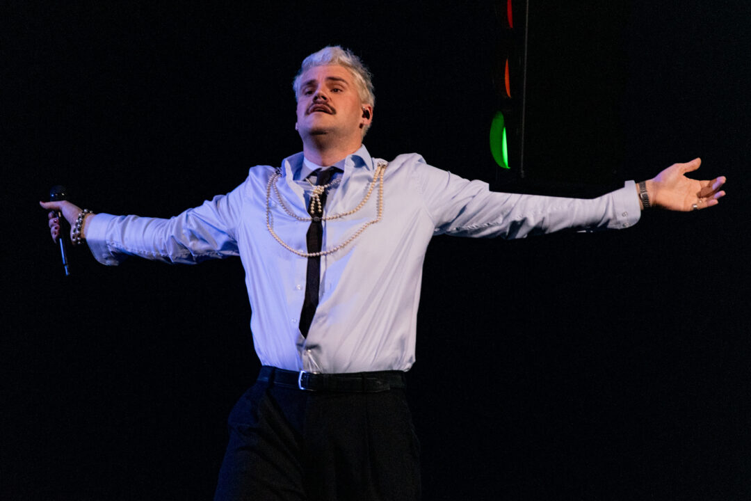 Greg Taro en la primera semifinal del Benidorm Fest 2026, Palau d’Esports l’Illa de Benidorm | Foto: Iván Trejo