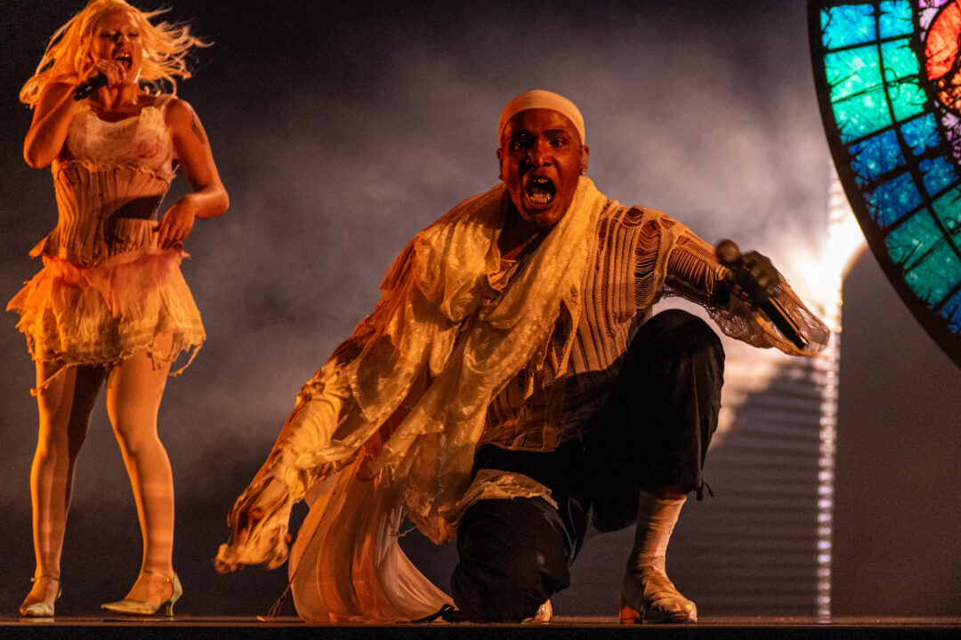 Dora & Marlon Collins en la primera semifinal del Benidorm Fest 2026, Palau d’Esports l’Illa de Benidorm | Foto: Iván Trejo