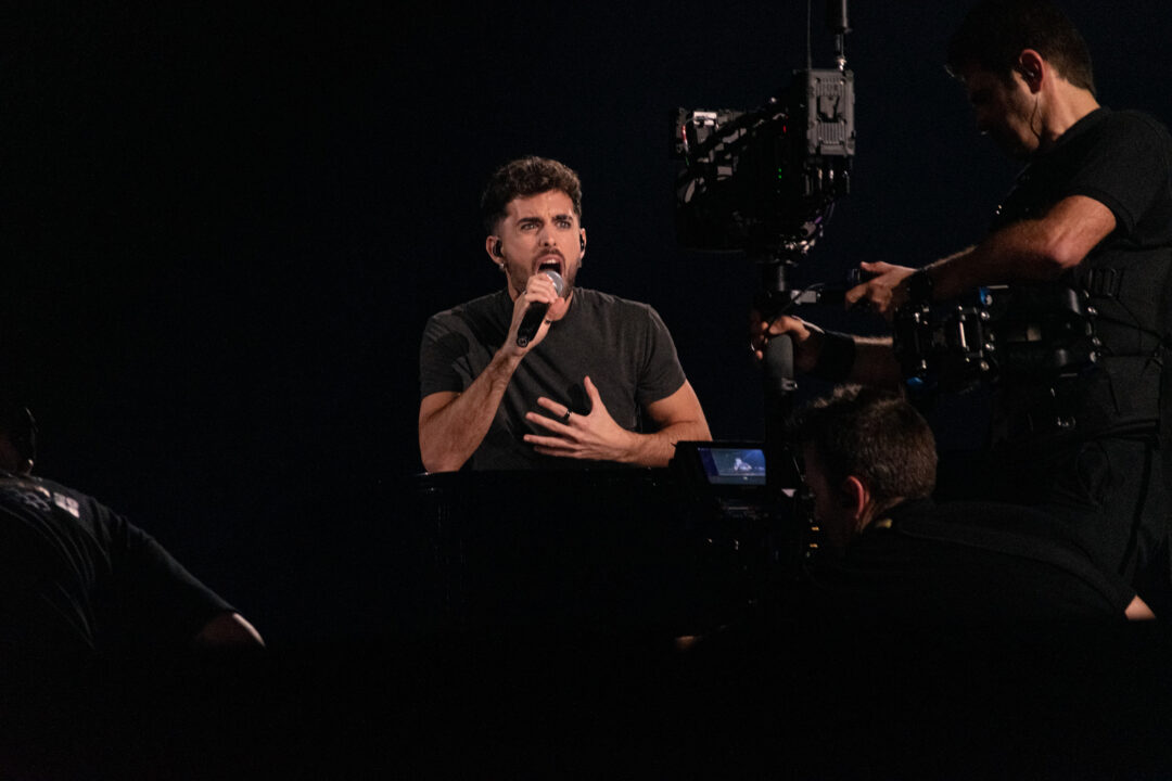 Mikel Herzog Jr. en la primera semifinal del Benidorm Fest 2026, Palau d’Esports l’Illa de Benidorm | Foto: Iván Trejo