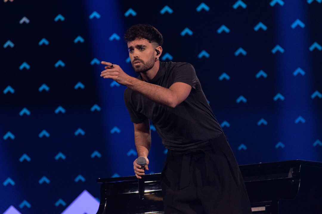 Mikel Herzog Jr. en la primera semifinal del Benidorm Fest 2026, Palau d’Esports l’Illa de Benidorm | Foto: Iván Trejo