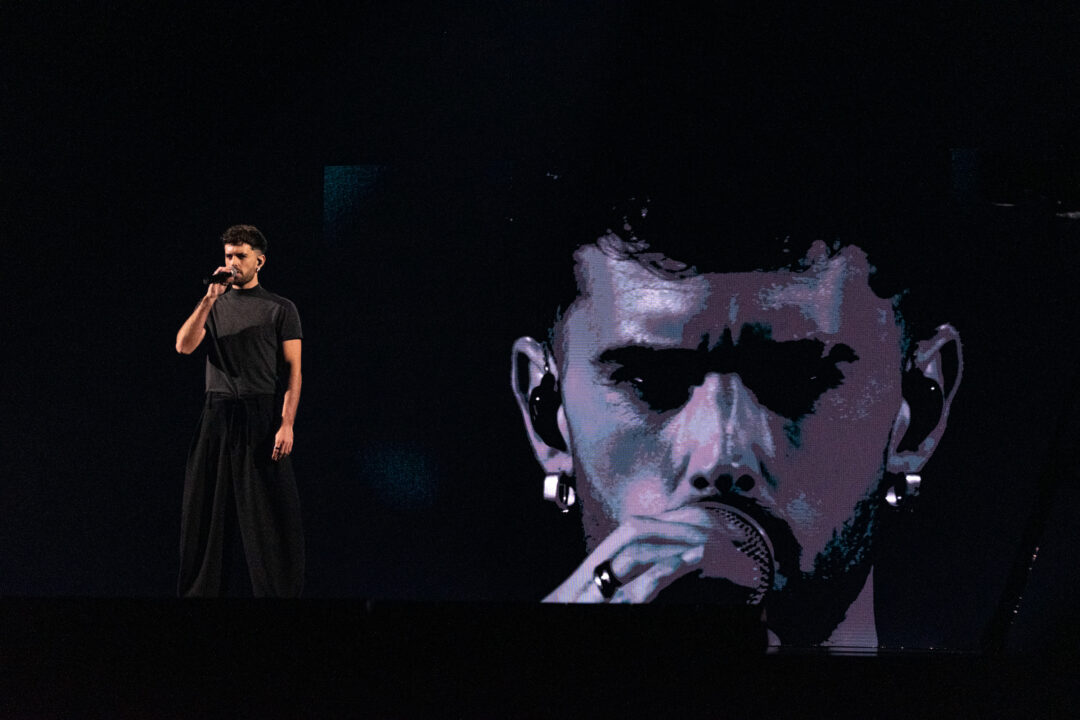 Mikel Herzog Jr. en la primera semifinal del Benidorm Fest 2026, Palau d’Esports l’Illa de Benidorm | Foto: Iván Trejo