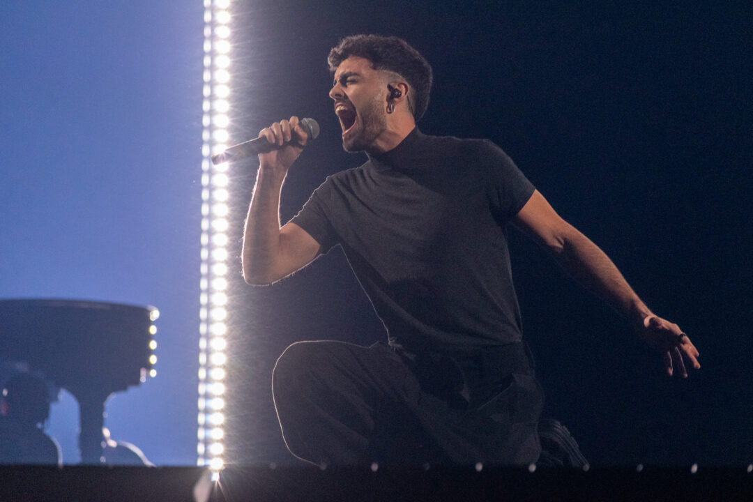 Mikel Herzog Jr. en la primera semifinal del Benidorm Fest 2026, Palau d’Esports l’Illa de Benidorm | Foto: Iván Trejo
