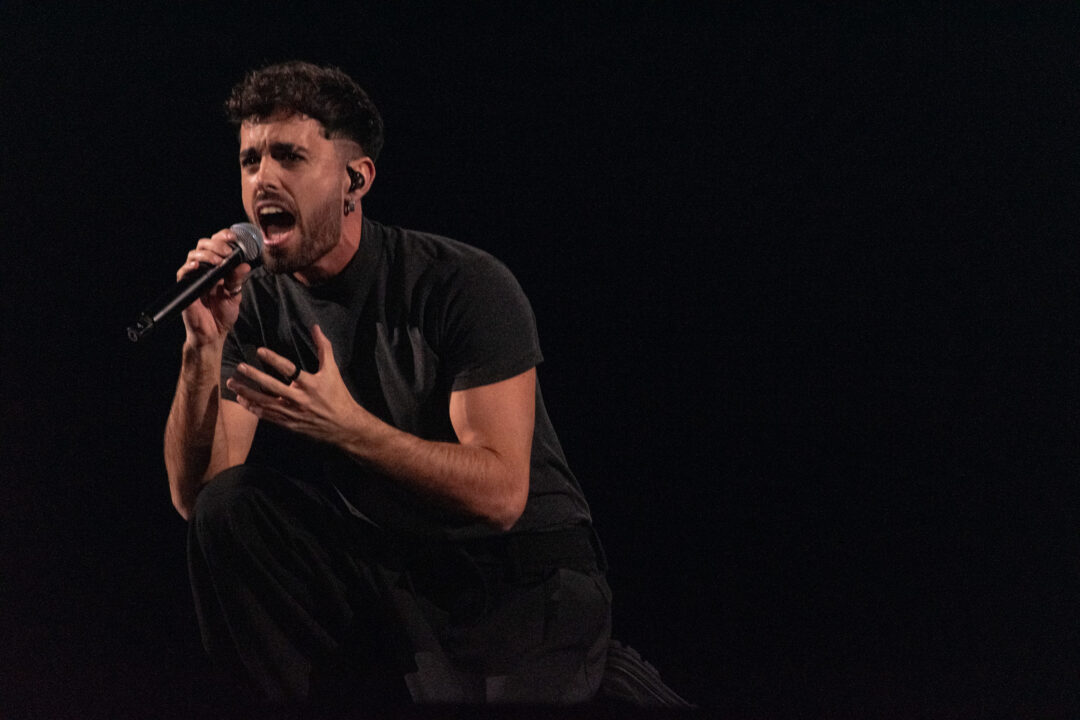 Mikel Herzog Jr. en la primera semifinal del Benidorm Fest 2026, Palau d’Esports l’Illa de Benidorm | Foto: Iván Trejo