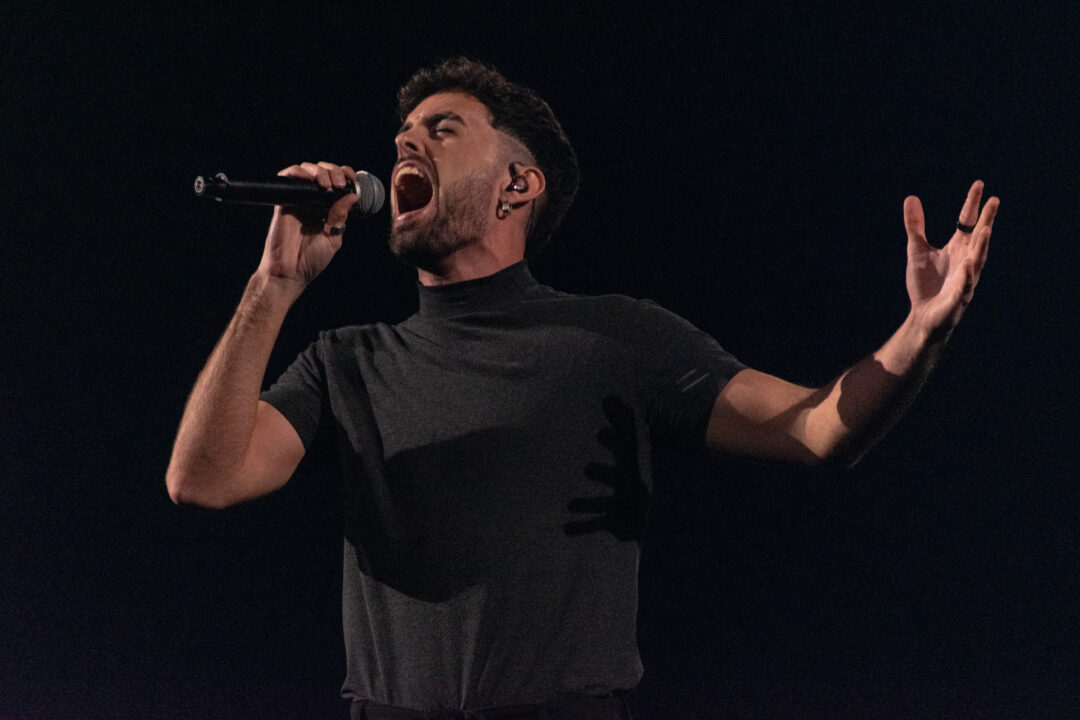 Mikel Herzog Jr. en la primera semifinal del Benidorm Fest 2026, Palau d’Esports l’Illa de Benidorm | Foto: Iván Trejo