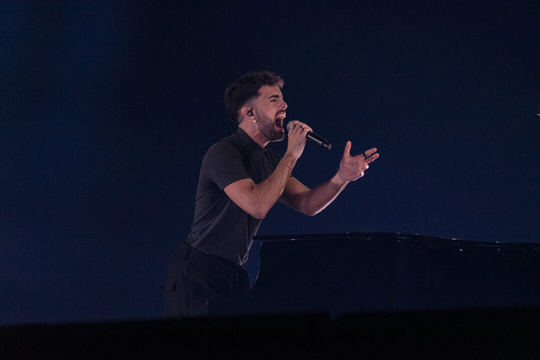 Mikel Herzog Jr. en la primera semifinal del Benidorm Fest 2026, Palau d’Esports l’Illa de Benidorm | Foto: Iván Trejo