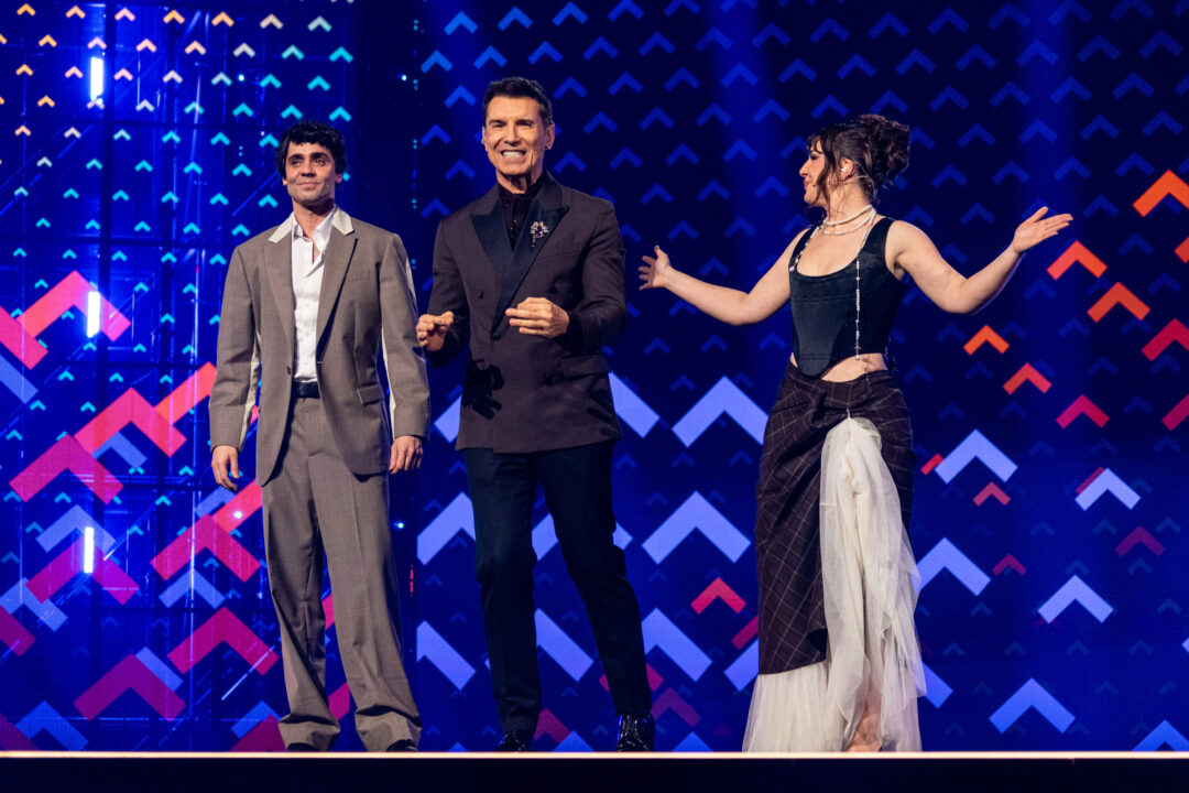 Javier Ambrossi, Jesús Vázquez e Inés Hernand en la primera semifinal del Benidorm Fest 2026, Palau d’Esports l’Illa de Benidorm | Foto: Iván Trejo