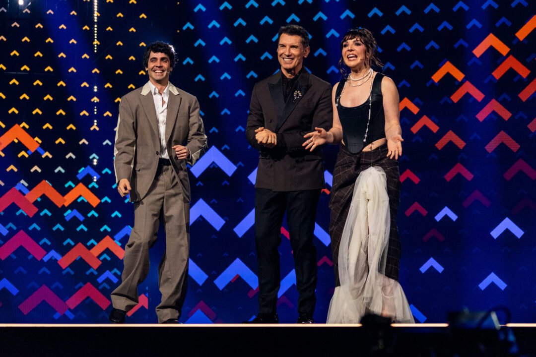 Javier Ambrossi, Jesús Vázquez e Inés Hernand en la primera semifinal del Benidorm Fest 2026, Palau d’Esports l’Illa de Benidorm | Foto: Iván Trejo