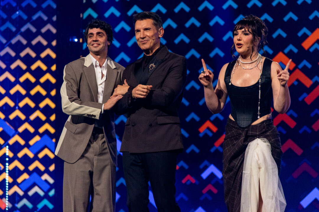 Javier Ambrossi, Jesús Vázquez e Inés Hernand en la primera semifinal del Benidorm Fest 2026, Palau d’Esports l’Illa de Benidorm | Foto: Iván Trejo